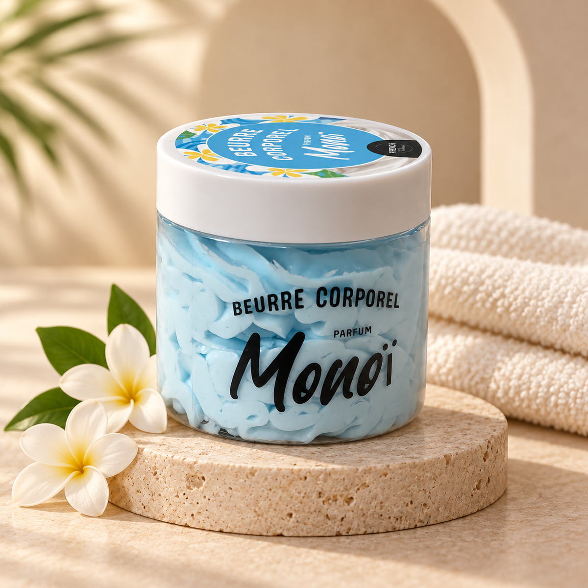 Beurre corporel parfum monoï dans un décor spa beige