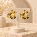 Boucles d’oreilles claires sur présentoir beige