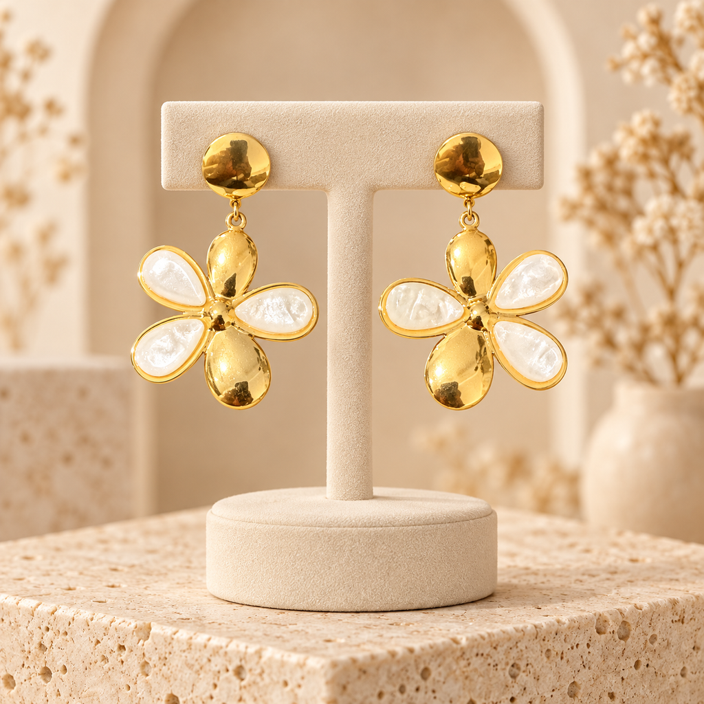 Boucles d’oreilles fleurs dorées et nacrées sur présentoir beige