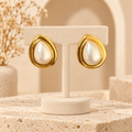 Boucles d’oreilles perles sur présentoir beige