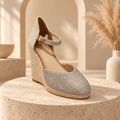 Chaussure compensée beige dorée vue de trois quarts dans un décor boutique