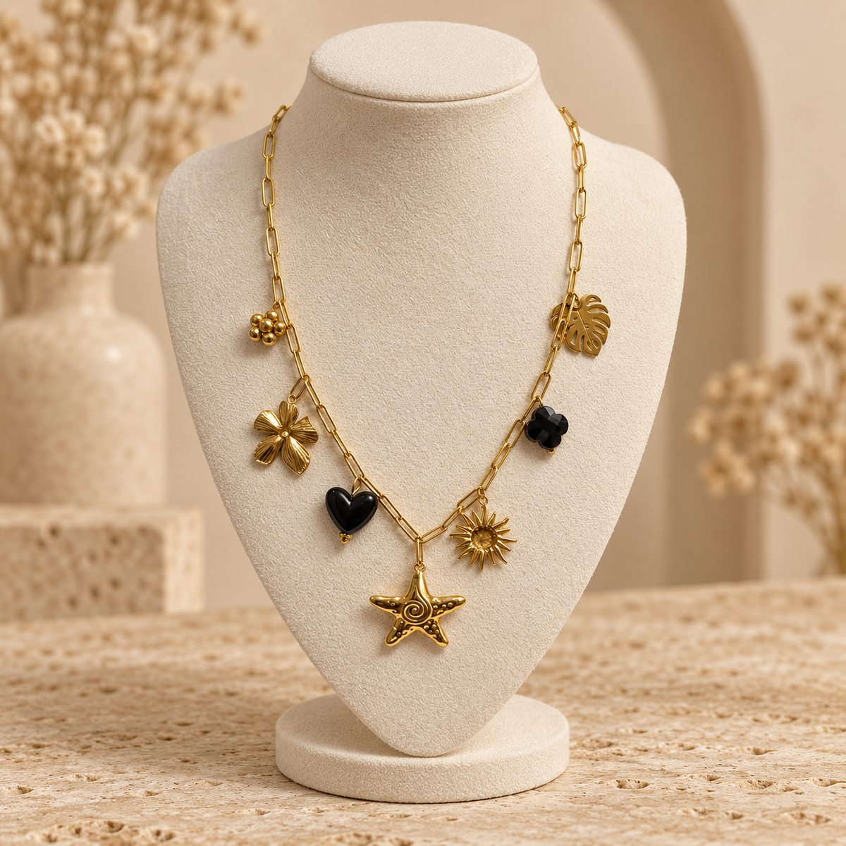 Collier étoile doré sur petit présentoir beige