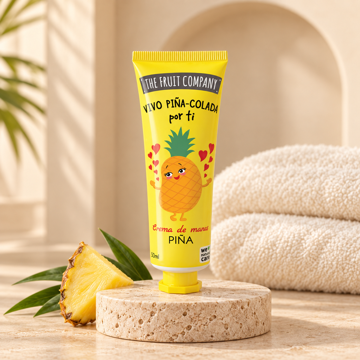 Crème pour les mains parfum ananas dans un décor spa beige