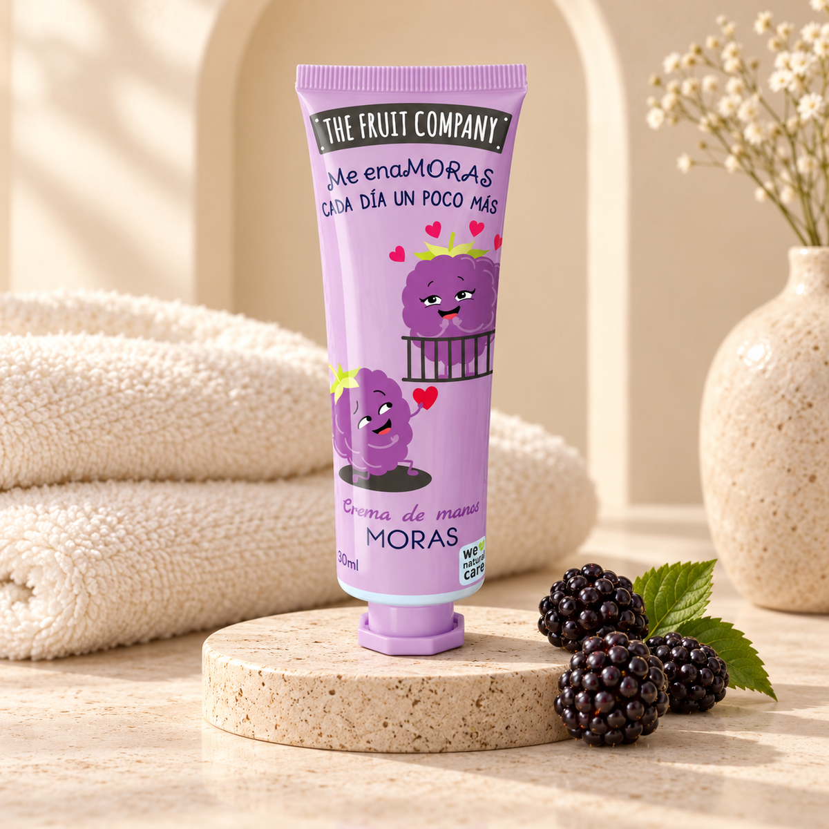 Crème pour les mains parfum mûre dans un décor spa beige